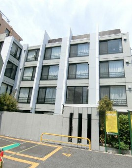 【外観】 | EUROPORT Honancho | 鉄筋コンクリート造のがっちりとした建物。