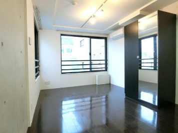 【居間・リビング】 | EUROPORT Honancho | 9.0帖のきれいな洋室。