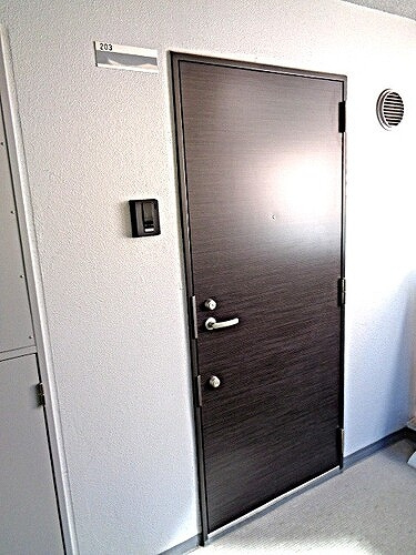 パピ中野ラウンジの玄関|外側から見た玄関※写真撮影：2014年01月