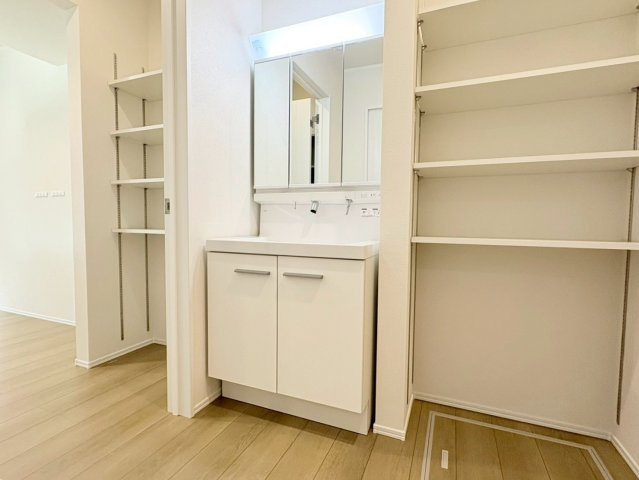 ダイマルタウン　江南市和田町宮第1　全3区画分譲の独立洗面台|収納力と機能性に優れた、お手入れラクラク三面鏡洗面化粧台です。朝の身支度もスムーズにできます。