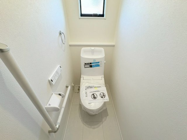 【商談中】ダイマルタウン　江南市和田町宮第1　全3区画分譲のトイレ|新素材「アクアセラミック」は、便器洗浄やお掃除をするたび汚物を浮かせて洗い流すのでお掃除楽々です。