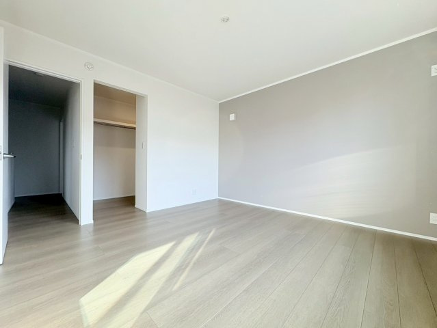 【商談中】ダイマルタウン　江南市和田町宮第1　全3区画分譲の寝室|全居室に大型収納を設置。高性能な断熱材で丸ごと覆った高気密・高断熱の家で、夏も冬も快適に過ごせます。