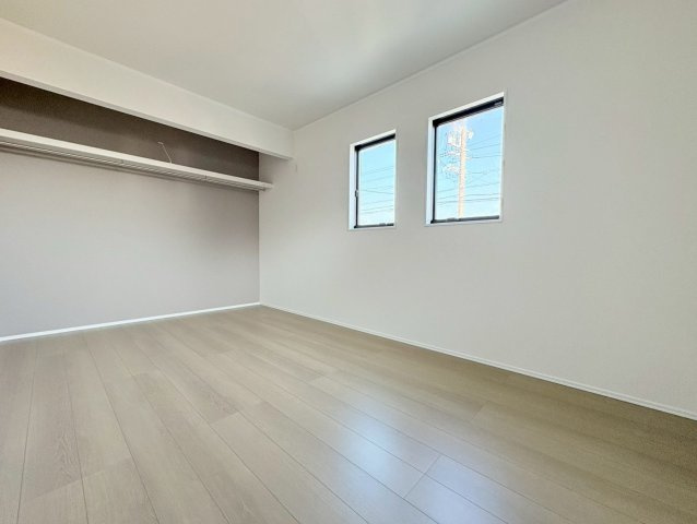 【商談中】ダイマルタウン　江南市和田町宮第1　全3区画分譲の洋室|全居室に大型収納を設置。窓ガラスは断熱性能や結露防止効果の高いLOW-E複層ガラスを採用しています。