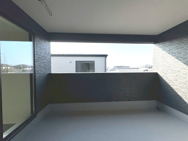 【商談中】ダイマルタウン　江南市和田町宮第1　全3区画分譲のバルコニー|バルコニーは南向きで洗濯物もよく乾きます！強度と表面積硬度を持つFPRで防水しています。