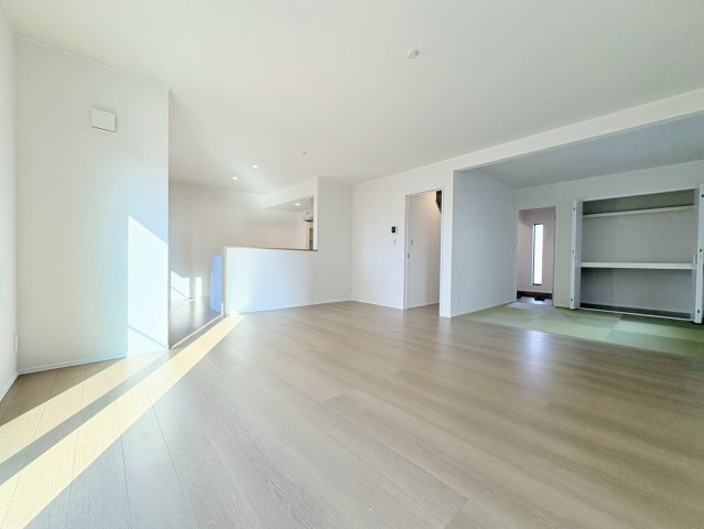 【商談中】ダイマルタウン　江南市和田町宮第1　全3区画分譲の居間・リビング|シンプルで温かみのあるナチュラルテイストのリビングダイニング。広々設計でゆとりのある空間です。