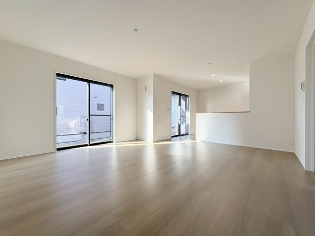 【商談中】ダイマルタウン　江南市和田町宮第1　全3区画分譲の居間・リビング|シンプルで温かみのあるナチュラルテイストのリビングダイニング。広々設計でゆとりのある空間です。