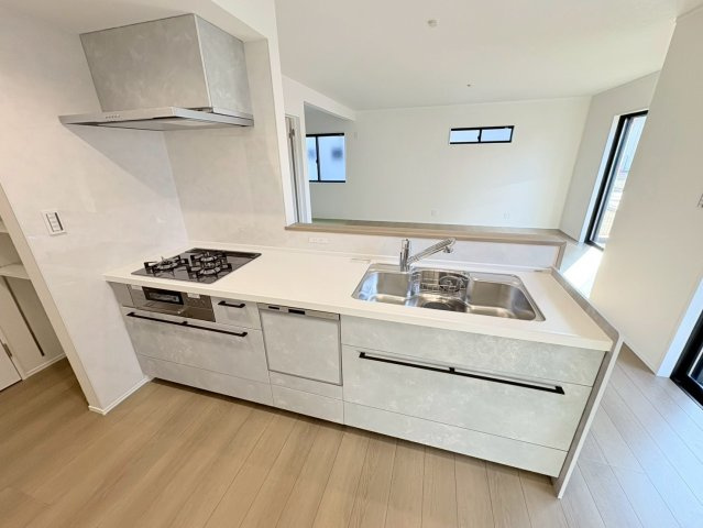 【商談中】ダイマルタウン　江南市和田町宮第1　全3区画分譲のキッチン|家事の時間短縮・節水にもなる食器洗い乾燥機付き。浄水器付き水栓で、いつでもきれいな水が使えます。　　