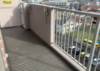 【バルコニー】 | メイツ相模大野 | バルコニーは、室外の専用スペースのうち、「屋根がなく開放された空間」であるものを指します。ベランダより広いタイプのものが多く、日当たりもよいため家庭菜園などを楽しみたい人にとって適した環境となります。