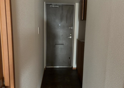 【玄関】 | メイツ相模大野 | 玄関は家の顔でもあり、家族以外の目にも止まる場所です。玄関は外との間を仕切る扉、靴などをしまっておく収納スペース、靴脱ぎのたたきスペース、来客とのやり取りをするドアホンなど複数のアイテムからなります。