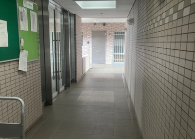 【ロビー】 | メイツ相模大野 | ロビーというと、エントランスと何がちがうの？と思いますよね。実はロビーとエントランスには明確な決まりはありません。物件によっては、エントランスを入って広がるある程度の広さのある空間がロビーとなります。