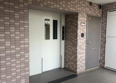【その他共用部分】 | メイツ相模大野 | 共有部分は、住民なら誰もが使える設備のこと。例えば駐車場やエレベーター、インターネット設備、セキュリティ設備などがあります。他にも、マンションの廊下・外部階段やエントランス・ゴミ置き場などがあります。