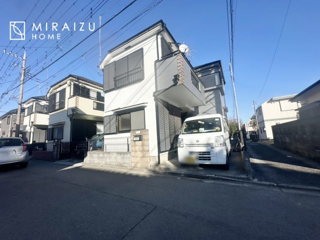 【居間・リビング】 | 陽当たりが心地の良いリビング空間です。日中はカーテンを開けて自然な光を取り込みリラックスして過ごしたいですね、照明器具もセンスの良いものを使いたいですね。
