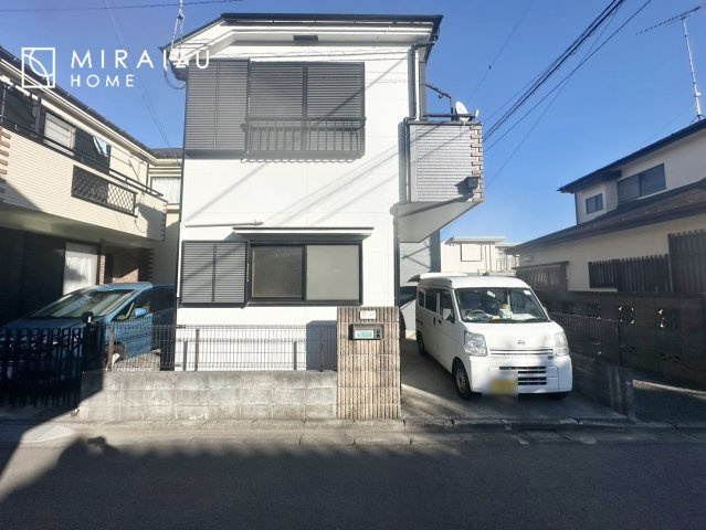 【居間・リビング】 | 大きな窓が特徴のリビングでは、太陽光も沢山取り込むことが出来てお家の中にいても日光浴が可能ですね、開放的な空間です。インテリア選びも楽しそう、ご家族様で相談しながらインテリア配置も楽しみたいです