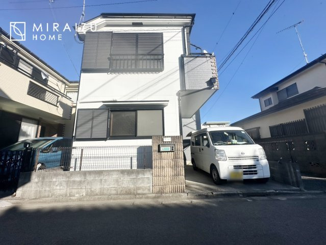 【居間・リビング】 | 明るい光が取り入れられる空間設計のリビングです。インテリア配置もしやすい間取りです。壁や床の色と合わせて落ち着いたインテリアも選びたいですね♪グリーンを飾っても素敵だと思います。
