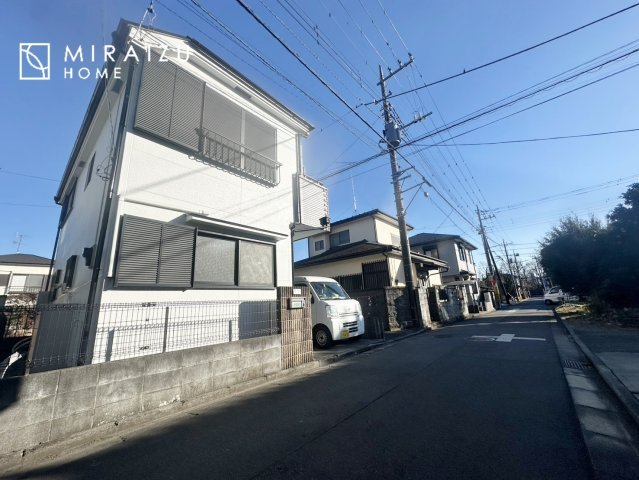 【キッチン】 | スッキリとした形が上品な広々ワイドキッチンです。窓もあり明るい空間の中で毎日お料理することが可能です。収納スペースも広いのが嬉しいですね。