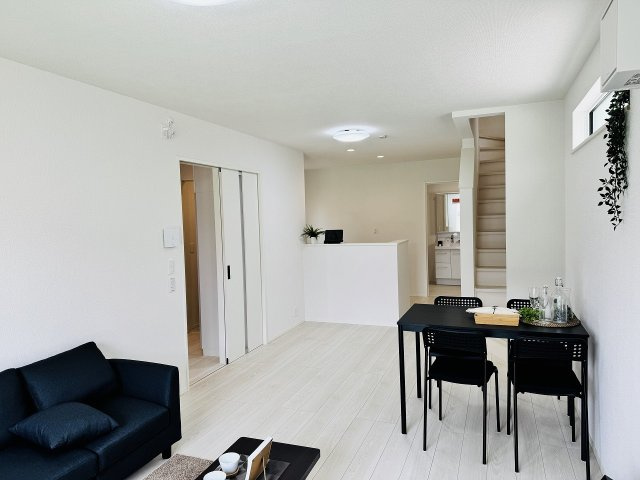 八王子市　下恩方町　新築一戸建て　２４ー１期の居間・リビング|～16.6帖の明るいLDKで、家族団欒の時間をお過ごしいただけます～