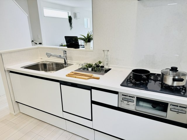 八王子市　下恩方町　新築一戸建て　２４ー１期のキッチン|～３口コンロと広い調理台でお料理が捗ります～