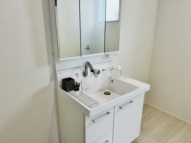 八王子市　下恩方町　新築一戸建て　２４ー１期の独立洗面台|～３面鏡付きの独立洗面台　細々している物をスッキリ収納出来ます～