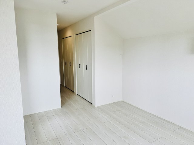 八王子市　下恩方町　新築一戸建て　２４ー１期の洋室|～2階全居室、収納力の高いクローゼット完備～