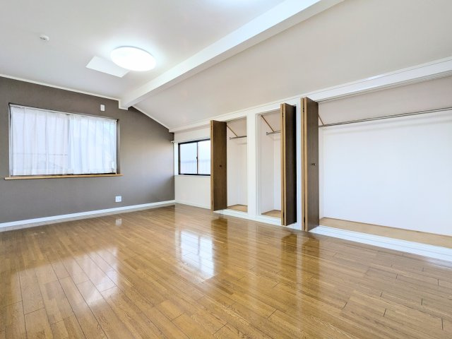 葛飾区西水元６丁目の戸建の寝室|～天窓付きの主寝室写真～