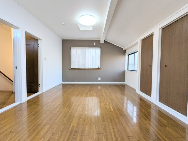 葛飾区西水元６丁目の戸建の寝室|～天窓付きの主寝室写真～