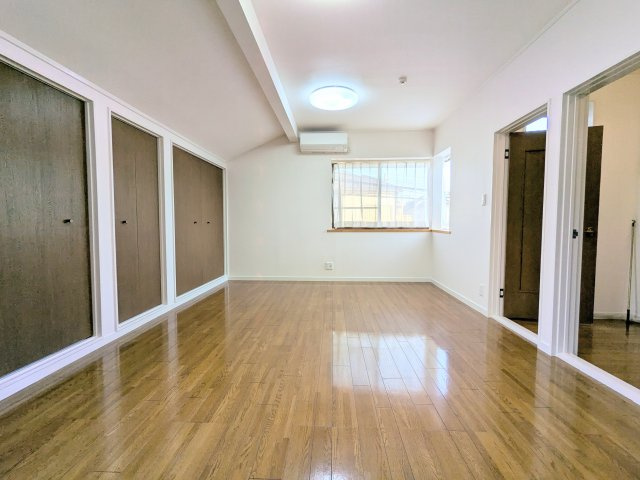 葛飾区西水元６丁目の戸建の寝室|～天窓付きの主寝室写真～