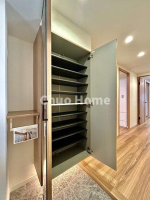 【玄関】 | グリーンパーク第16綾瀬 | 【玄関】玄関には大型のシューズクローゼットを設置しておりますのでいつでもスッキリりとした空間を保てます。玄関周りを清潔に使うのはとても大事なことですよね。