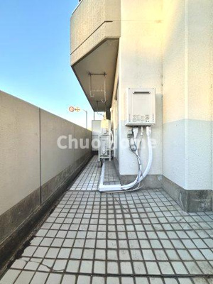 【バルコニー】 | グリーンパーク第16綾瀬 | 【バルコニー】幅もあって、奥行きもあるゆとりのバルコニー。洗濯物を干したり乾かしたりだけでなく、ただ出てみるだけでも気持ちいいですよ。