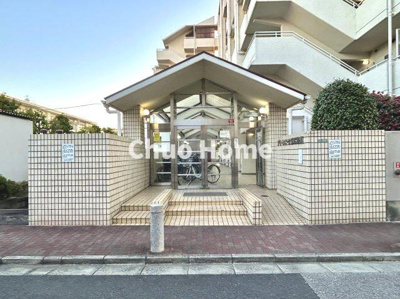 【エントランス】 | グリーンパーク第16綾瀬 | 【エントランス】マンションのエントランスは、その物件の印象を決める、顔とも言える場所です。毎日通る場所ですからきれいなのが一番です。