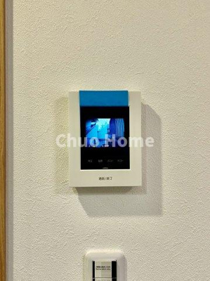 【セキュリティ】 | グリーンパーク第16綾瀬 | 【モニターホン】誰が来たかすぐにわかるカラーモニター付きインターホン。通話ボタンを押すまでは室内の音は漏れていませんので相手を確かめてから応対できます。