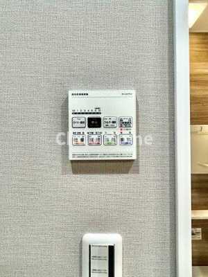 【内装】 | グリーンパーク第16綾瀬 | 【浴室乾燥機】暖房・冷風・換気・乾燥が可能です。毎日を快適に過ごせるうれしい機能が揃っています。雨の日の洗濯物も安心です。