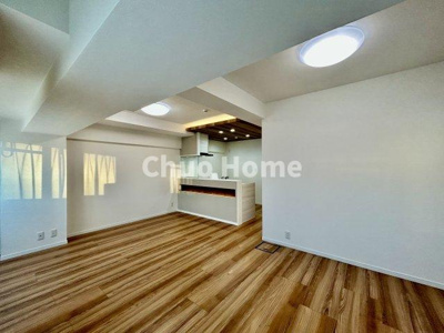 【キッチン】 | グリーンパーク第16綾瀬 | 視界に広がりを生むオープンなキッチン。料理や片付けをしながら、家族との会話を楽しんだり、リビングで遊ぶ子どもを見守れます。ご見学時には家具の配置などもイメージしながらぜひご覧になって見て下さい。