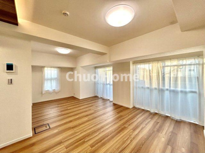 【居間・リビング】 | グリーンパーク第16綾瀬 | 【リビングダイニング】一日の中で多くの時間を過すことになるリビングダイニングだからこそ、いつも穏やかな空間であることが必然。爽やかな通風と採光を存分に感じる事が出来る空間です。