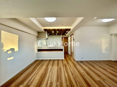 【ダイニング】 | グリーンパーク第16綾瀬 | 【ダイニング】忙しい朝でも、しっかり家族が揃って食事をして頂けるゆとりある大きさのダイニングスペース。奥様が作る手料理をカウンター越しに受けとって頂き、テーブルで囲む素敵な時間を存分に愉しんで下さい。