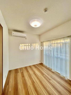 【寝室】 | グリーンパーク第16綾瀬 | 【寝室】心と体をゆったりと安らげる主寝室。寝室のゆとりが大きい分だけ、暮らしの安らぎは深まります。一日の疲れを癒すだけでなく、ご夫婦の親密な語らいを紡ぎ出します