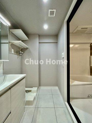 【脱衣所】 | グリーンパーク第16綾瀬 | 【洗面所】明るい洗面所は朝をすっきりさせてくれる空間です。バタバタしている忙しい朝でも収納が多い洗面台では短い時間で効率良く支度ができます。