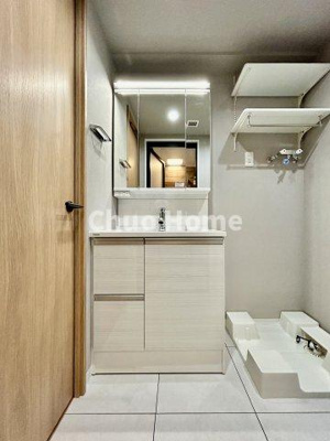 【独立洗面台】 | グリーンパーク第16綾瀬 | 【洗面化粧台】洗面化粧台には三面鏡を採用。身だしなみを整えやすい事はもちろんですが、鏡の後ろに収納スペースを設ける事により、散らかりやすい洗面スペースをすっきりさせる事が出来るのも嬉しいですね