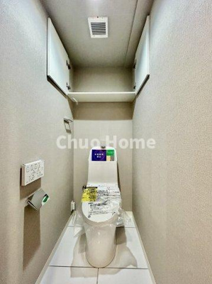 【トイレ】 | グリーンパーク第16綾瀬 | 【トイレ】 収納スペースをしっかりと確保した温水洗浄便座機能付きトイレ。温水洗浄便座は清潔にお使いいただくための大切なアイテムです。