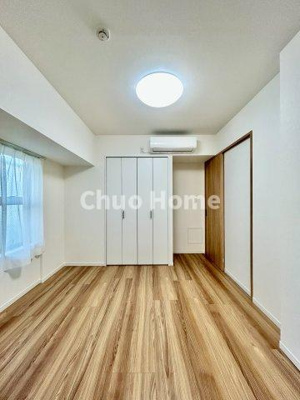 【洋室】 | グリーンパーク第16綾瀬 | 【洋室】快適に過ごす条件は、一人ひとり違います。だからこそ飾り過ぎないシンプルな内装と偏り過ぎないデザインで統一しております。居住していく中でオーナー様だけの【マイホーム】に創り上げて下さい