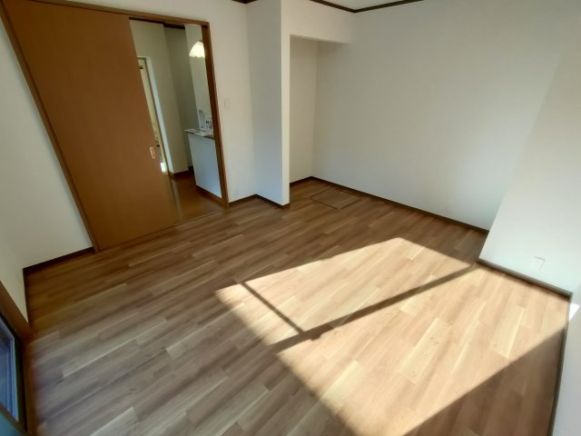 古河市けやき平1丁目　リフォーム物件の洋室|〇1階洋室　5.62帖〇
南向きの1階洋室。陽当りもよく開放感のあるお部屋です♪
2026年1月撮影