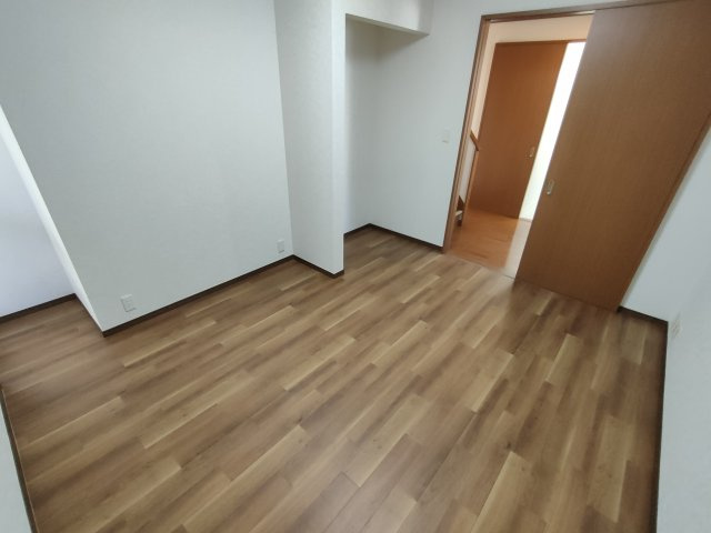 古河市けやき平1丁目　リフォーム物件の洋室|〇1階洋室　5.45帖〇
収納部屋としても、ご自身の好きなプライベート空間としても使うことができます♪
2026年1月撮影