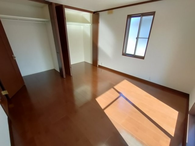 古河市けやき平1丁目　リフォーム物件の洋室|〇2階洋室　6.5帖〇
バルコニーに面した洋室は日当たり良好です♪
2026年1月撮影