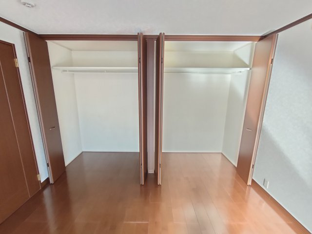 古河市けやき平1丁目　リフォーム物件の洋室|〇2階洋室　6.5帖〇
たっぷりの収納スペースで住空間もスッキリ広々します♪
2026年1月撮影