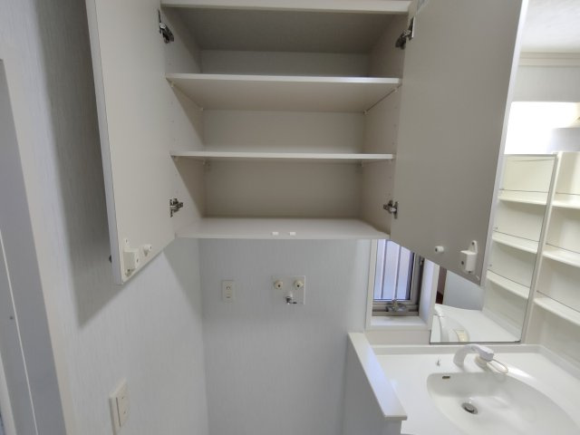 古河市けやき平1丁目　リフォーム物件の独立洗面台|〇洗面所〇
洗濯機置き上に収納があります（＾＾）洗面所がスッキリ片付きます！
2026年1月撮影