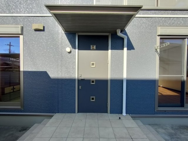 古河市けやき平1丁目　リフォーム物件の玄関|〇玄関〇
モダンなデザインの玄関。鍵交換済みです。
2026年1月撮影