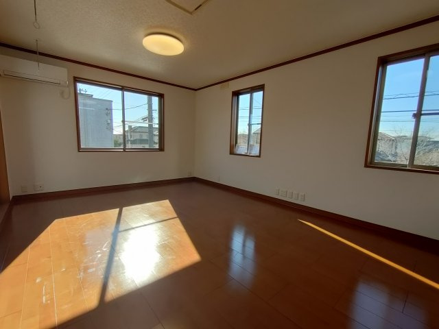 古河市けやき平1丁目　リフォーム物件の居間・リビング|〇リビング〇
バルコニーに面しており、大きな窓から明るい日差しが差し込みます（＾＾）
2026年1月撮影