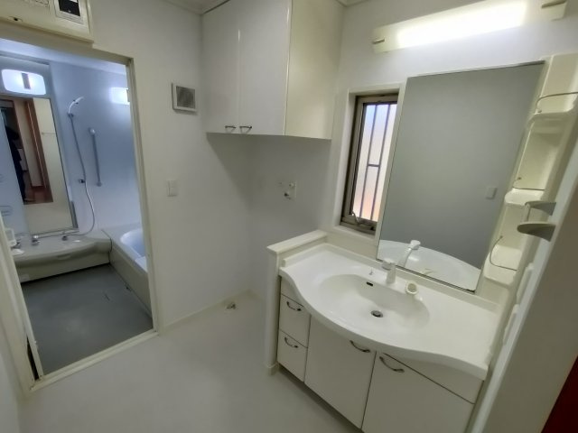 古河市けやき平1丁目　リフォーム物件の独立洗面台|〇洗面所〇
クリーニング済みのきれいな洗面台！クッションフロア張替え済みです♪気持ちよく朝の身支度ができます（＾＾）
2026年1月撮影