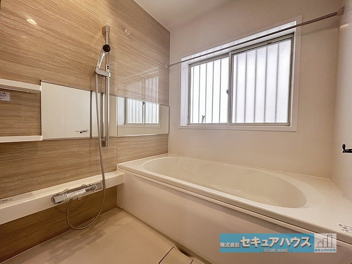 【今からご案内可能♪】東郷町春木台5丁目　中古戸建の浴室|【浴室】
◆アクセントパネルで落ち着きのある雰囲気を演出します。毎日の疲れを癒やすバスタイムをお楽しみ下さい！
◆窓付きで、カビの繁殖を抑える効果があります。
◆追い炊き機能を備えたオートバスです。　