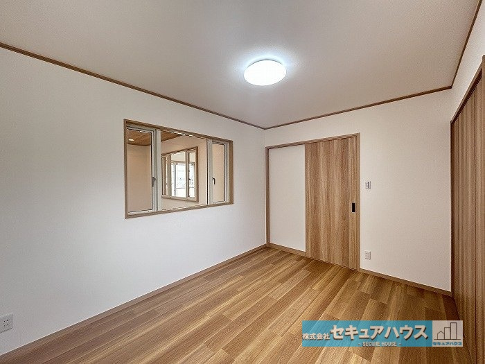 【今からご案内可能♪】東郷町春木台5丁目　中古戸建の洋室|【洋室6帖】
◆家族一人ひとりの大切なプライベート空間。趣味に合わせて使って頂けるようシンプルに仕上げてあります。暮らし心地を大きく左右する収納を、適材適所に配置し使い勝手を考慮しました。　　　　　　