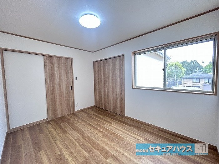 【今からご案内可能♪】東郷町春木台5丁目　中古戸建の洋室|【洋室6帖】
◆広々とした居住空間は日々の暮らしを彩り、心のやすらぎと満足感を与えてくれます。通風と採光を考慮した設計は子供たちはのびのび育ち、家族でくつろぎと団らんを生み出します。　　　　　　　　　